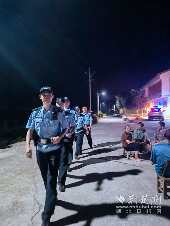 圖為桂花泉派出所民警輔警在轄區(qū)開(kāi)展巡邏防控工作.jpg.jpg