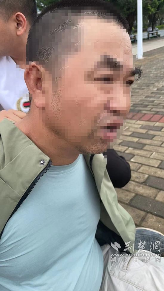 郭某正在海堤邊抽煙，民警將其控制.jpg.jpg